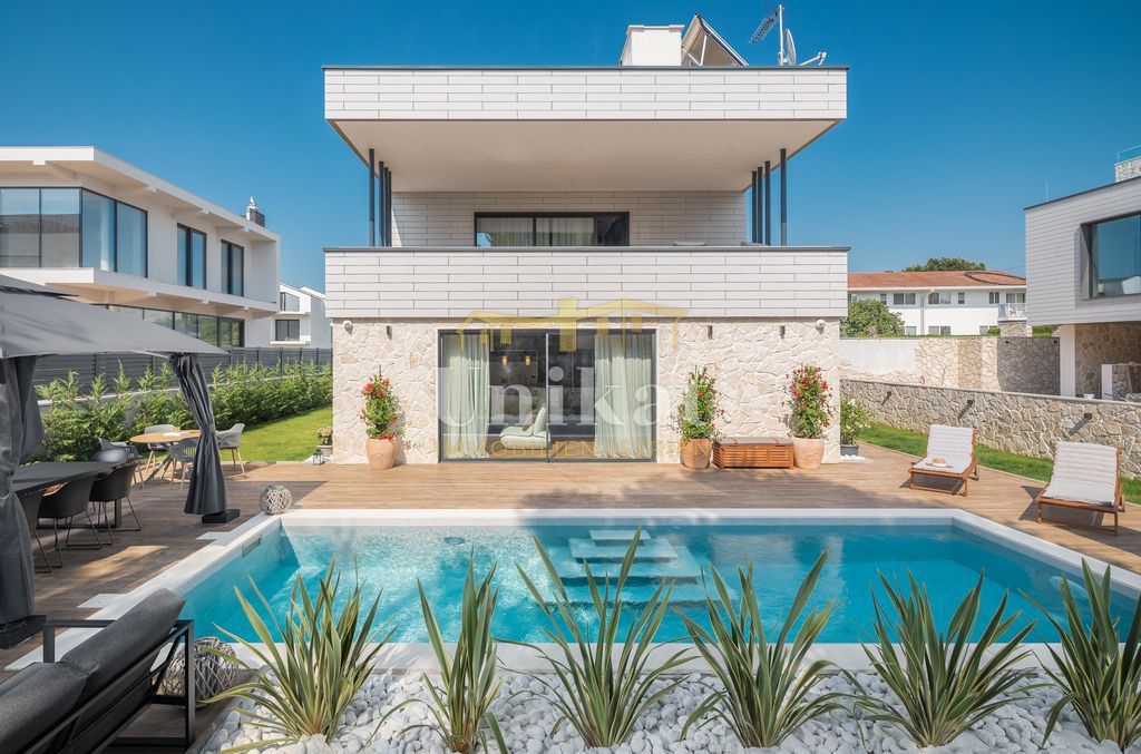 Nova moderna vila samo 400 metrov od morja